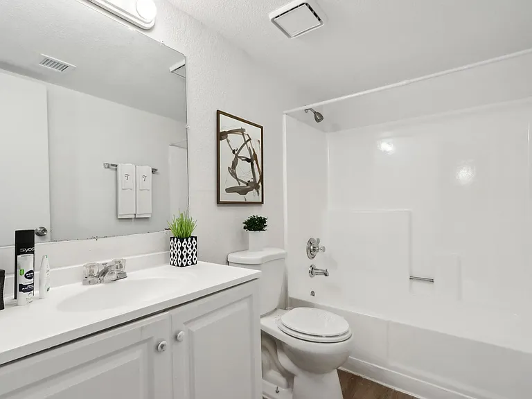 Two Five Greenway Apartments — Photo 43