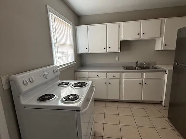 Thompson Place Apartments — Photo 32