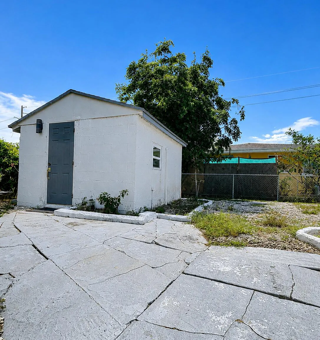 1 bed, 1.0 bath, 200 sqft, $1,000 — Photo 2