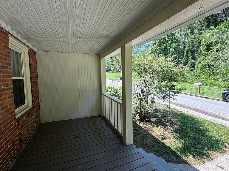 209 Dennis St — Photo 2
