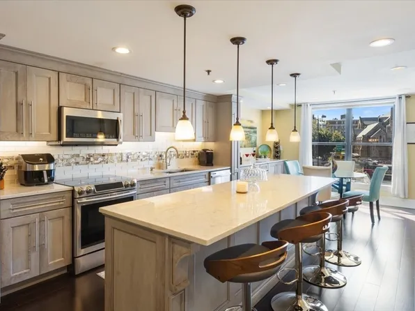 390 Commonwealth Ave APT 211, Boston, MA 02215