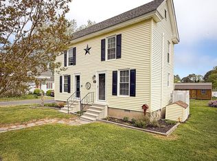25 Powellton Ave, Wachapreague, VA 23480