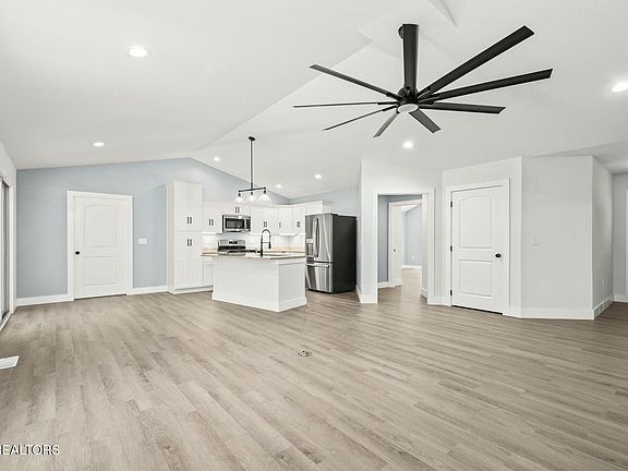 4th image of 2431 White Horse Dr