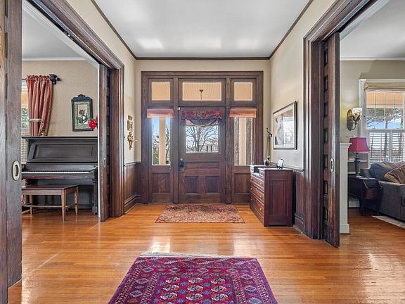 5th image of 517 Longwood Ave