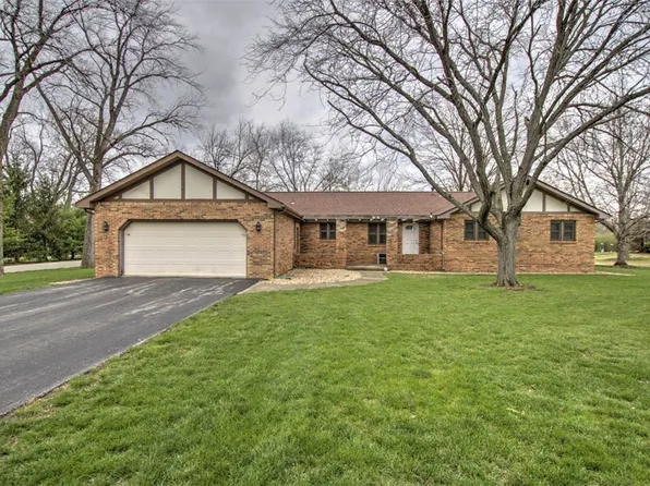 1740 Illini Dr, Decatur, IL 62521