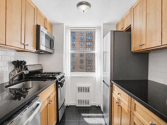 4th image of 333 E 46th St APT 20B