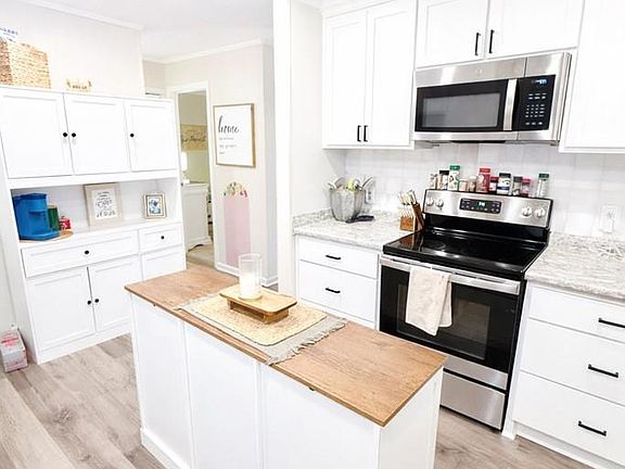 4th image of 221 Sylvan Cir