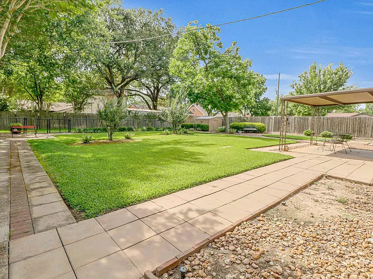 805 Bluebonnet Ln — Photo 15