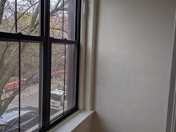 4th image of 1825 W Erie St #2