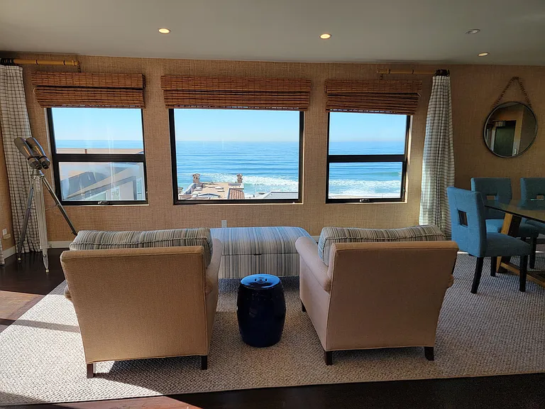 Comfy and relaxing sitting area overlooks the Pacific..