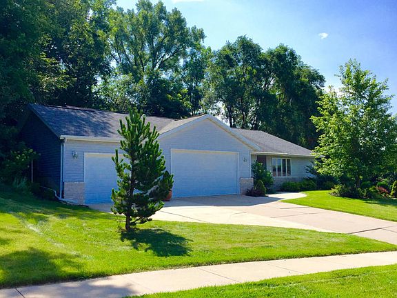 3rd image of 142 Larkspur Ln E