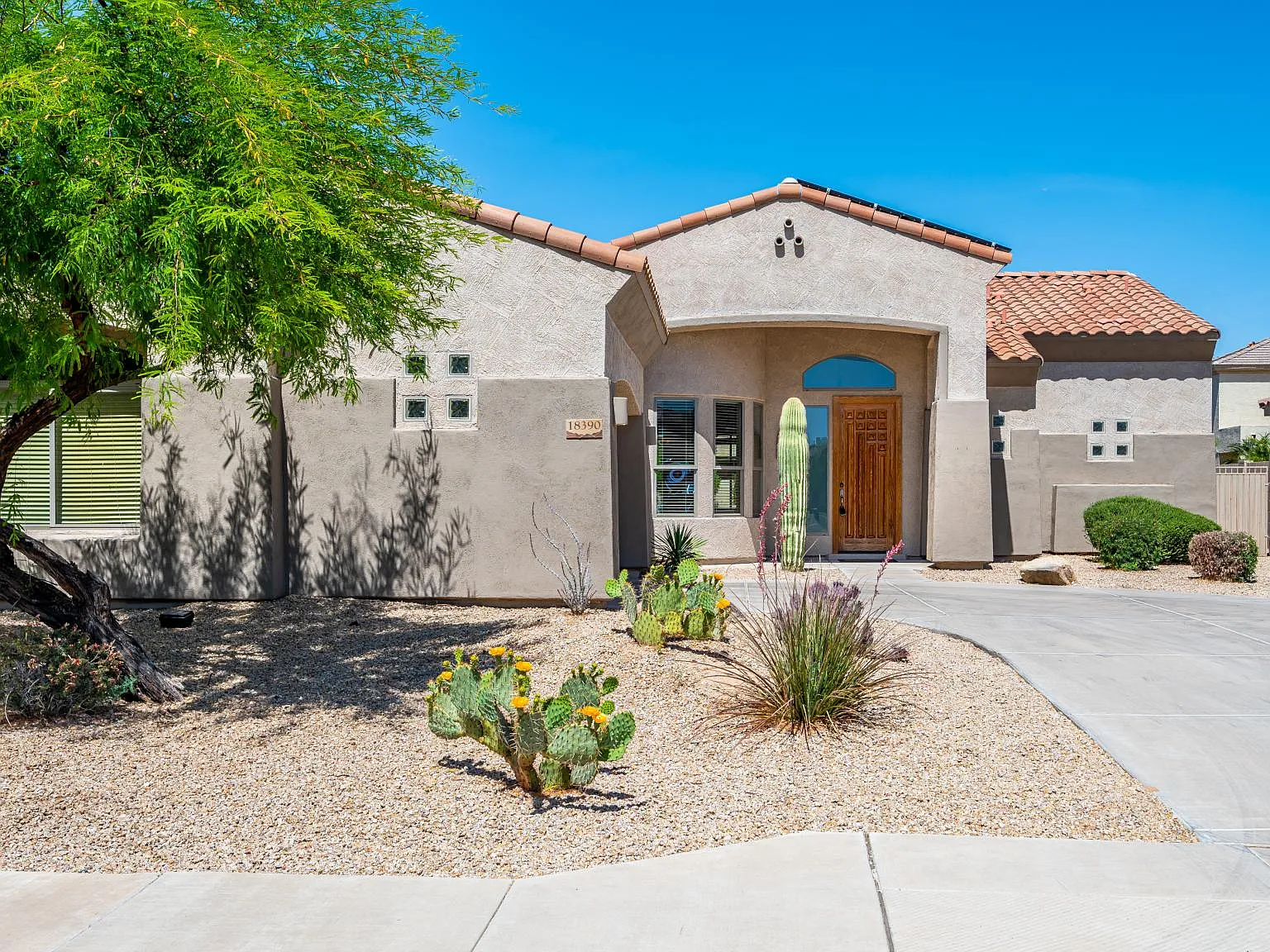 3 bed, 2.5 bath, 2412 sqft, $2,300 — Photo 2