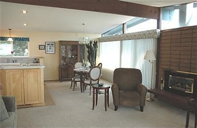 Open concept w/vaulted ceilings, light bright thermo windows, upgraded carpet in large living room a