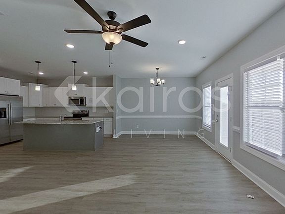 4th image of 3704 Oak Leaf Way #A