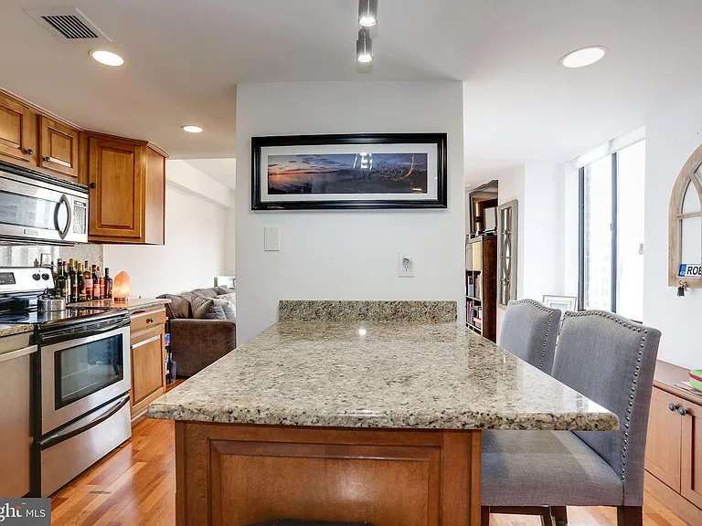 3 Washington Cir NW #803 — Photo 8