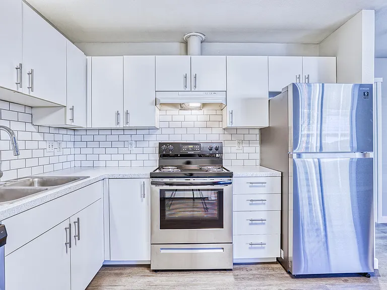 Selkirk Apartments — Photo 10
