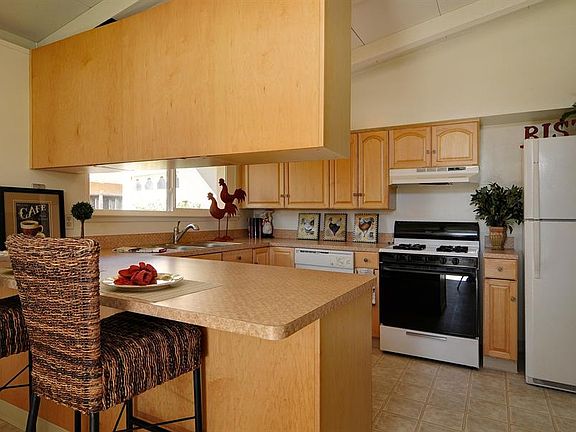 3rd image of 707 Lakefair Dr