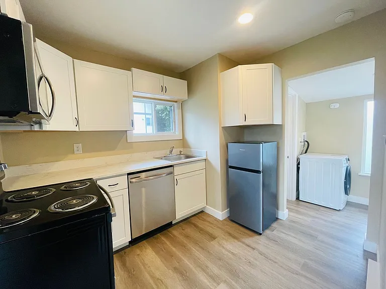 3630 1/2 Lombard Ave — Photo 5