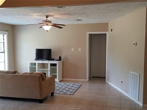 3rd image of 1505 Woodland Dr