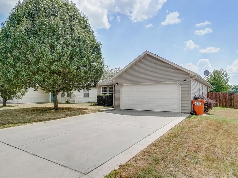 2540 W Delmar St — Photo 2