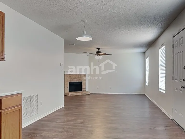 8724 Hunters Creek Ct — Photo 4