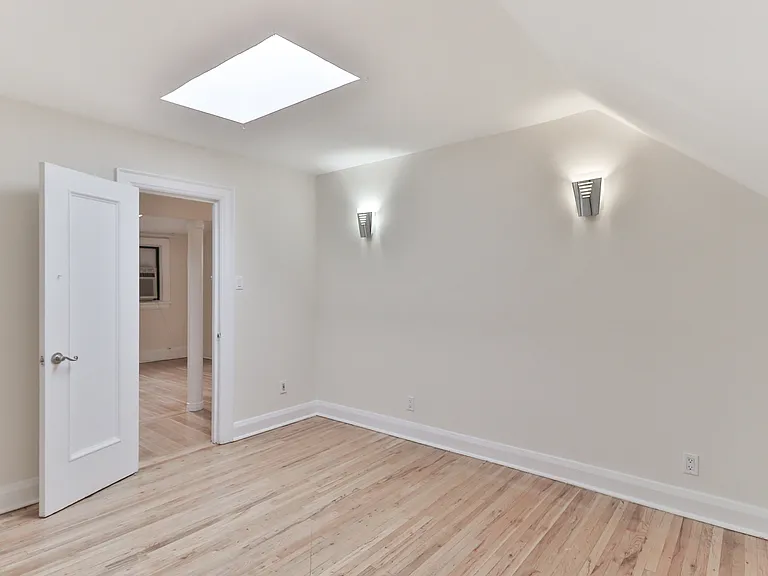 938 Avenue Rd #3 — Photo 12