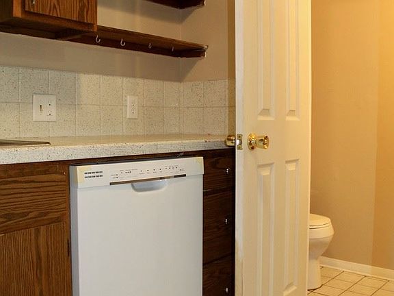 5th image of 863 Lincoln Ave APT 13
