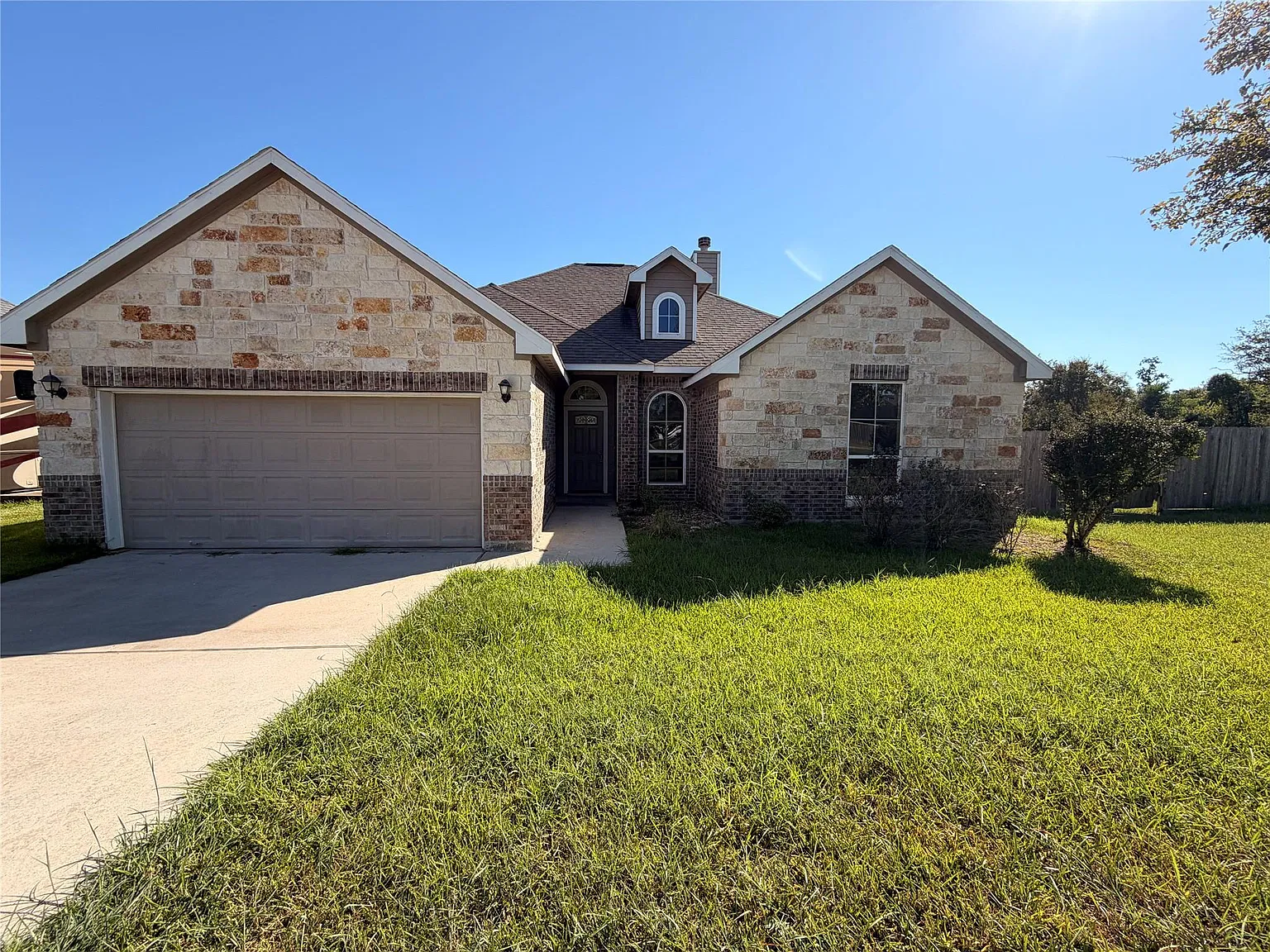 4 bed, 2.0 bath, 1830 sqft, $2,300 — Photo 1
