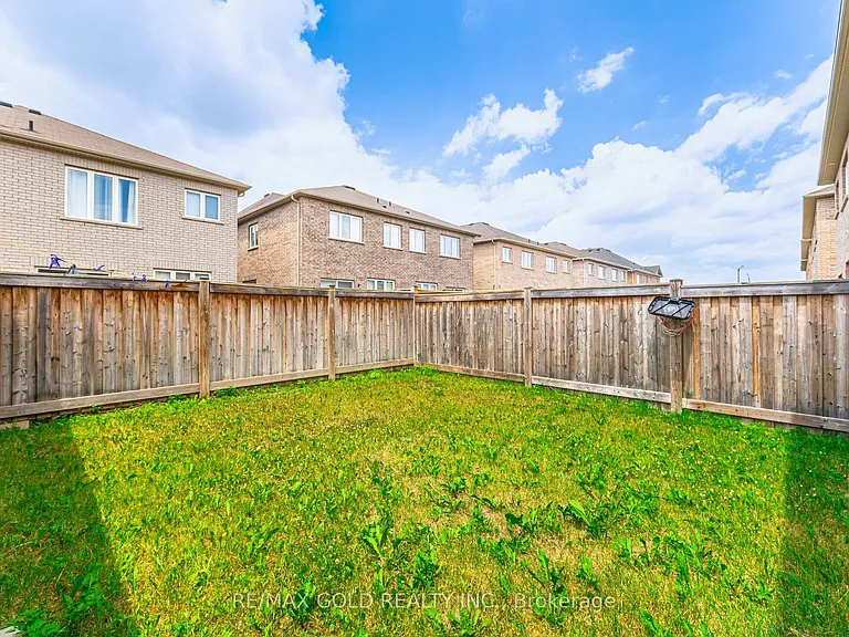 67 Yardley Cres — Photo 43