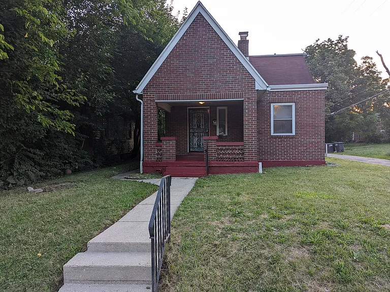 945 Vernon Dr — Photo 1