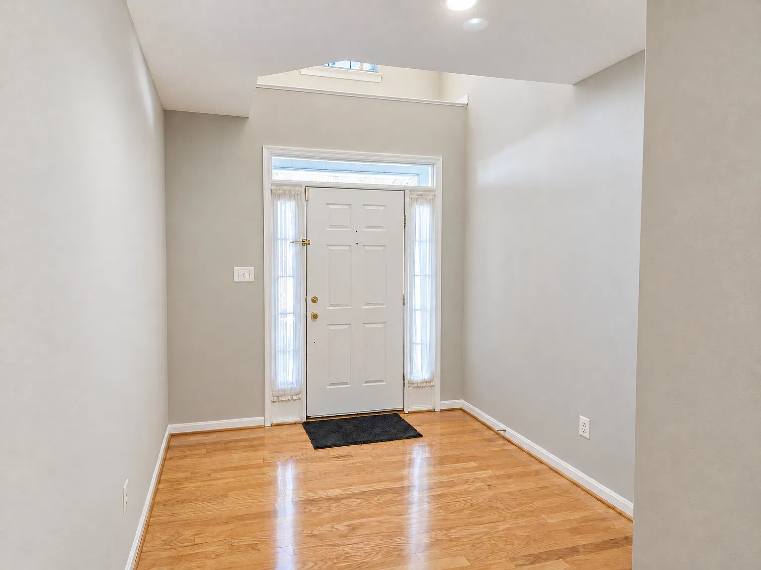 3 bed, 2496 sqft, $3,250 — Photo 2