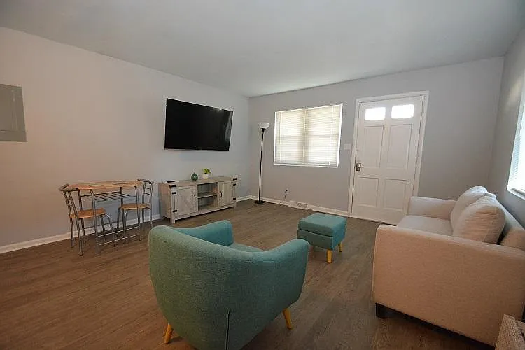 540 Martha St #B — Photo 2