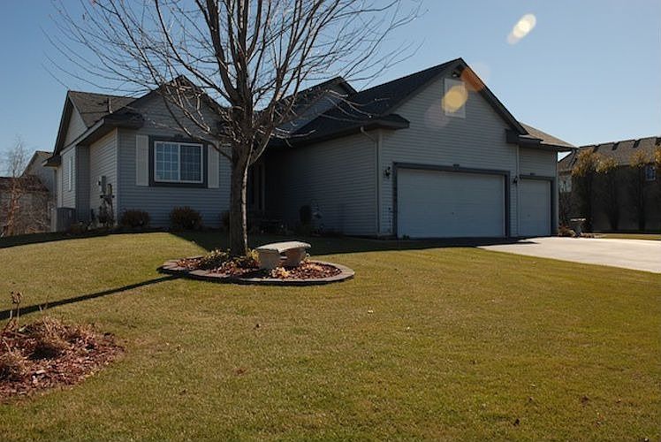 Beautiful custom built rambler walkout