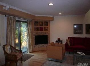 15 Cold Harbour Ln, Woodbury, NY 11797