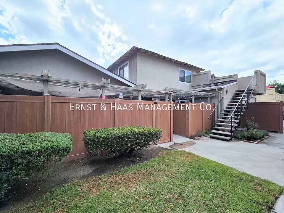 12526 Cuesta Dr