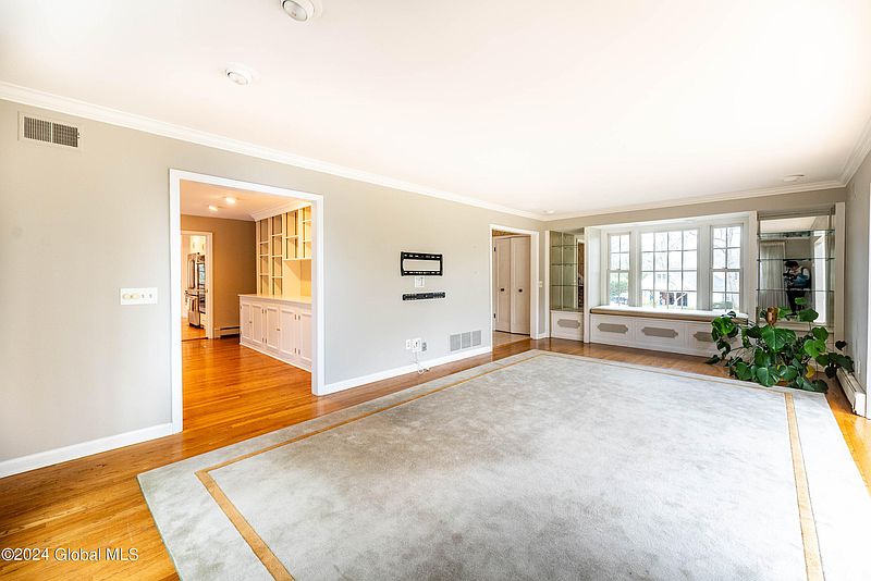 5th image of 40 Folmsbee Drive