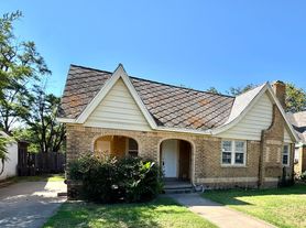 2421 22nd, Front-BL