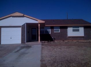 933 NW 28th St, Moore, OK 73160