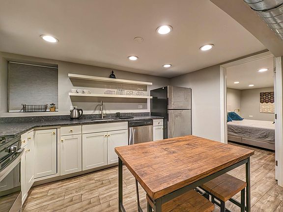 5th image of 1838 N Whipple St #G