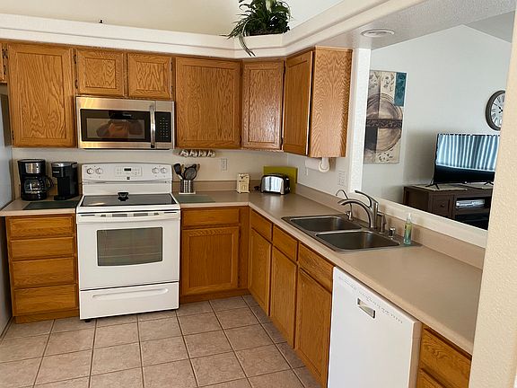 Clean, Spacious and Well Appointed Full Kitchen.