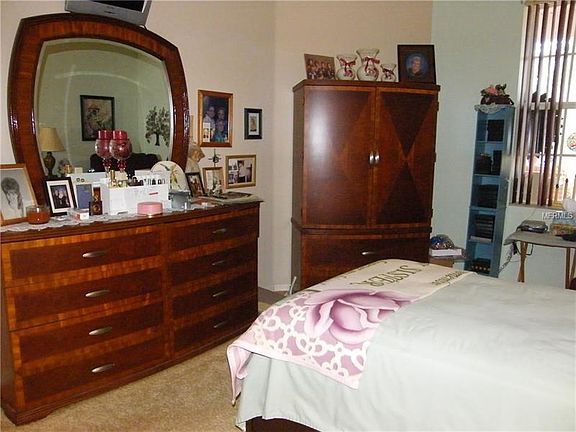 5th image of 431 Town Square Ct