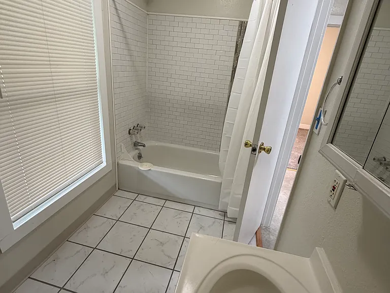 235 NE 76th Ave #4 — Photo 5