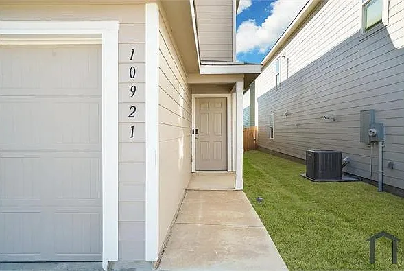 10921 Presa Way — Photo 4