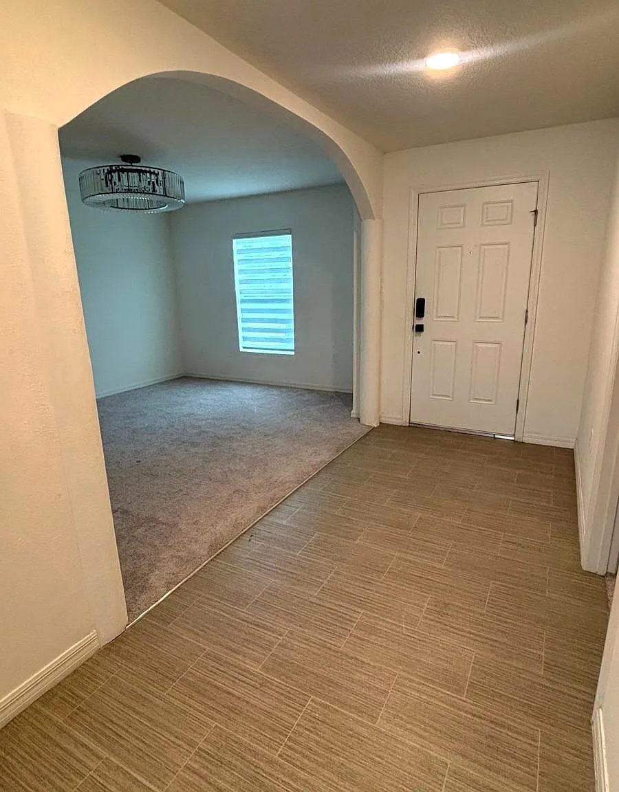 3 bed, 2.0 bath, 2138 sqft, $2,600 — Photo 2