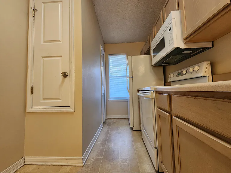 9580 Cobblebrook Dr — Photo 6