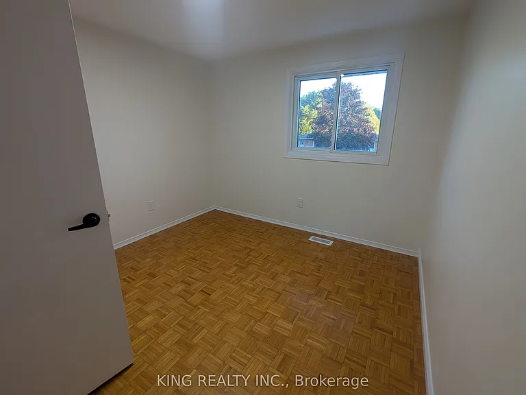 37 Vanier Pl — Photo 12