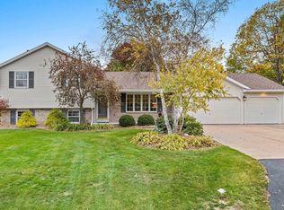 N1358 Fairwinds Dr, Greenville, WI 54942