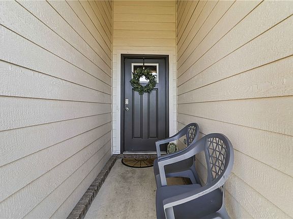 4th image of 611 W Cattleman Ln