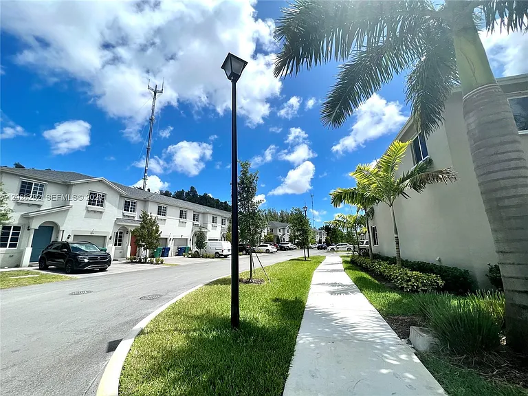 20838 NW 13th Ave — Photo 29