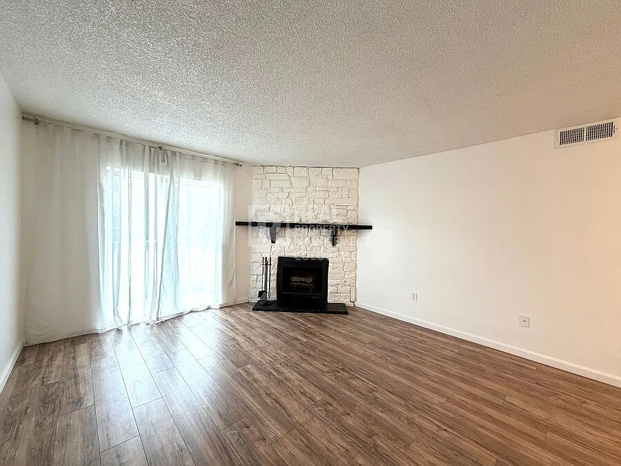 Updated 2-Bedroom, 2-Bath Ground-Floor Corner Condo with Wood-Burning Fireplace & Private Primary... — Photo 2